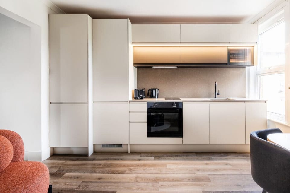 This kitchen, complete with stone worktops and a fancy induction hob, will have you feeling like a Michelin-starred chef—whether you're cooking or just boiling the kettle... everything looks more impressive (even if it’s just toast)