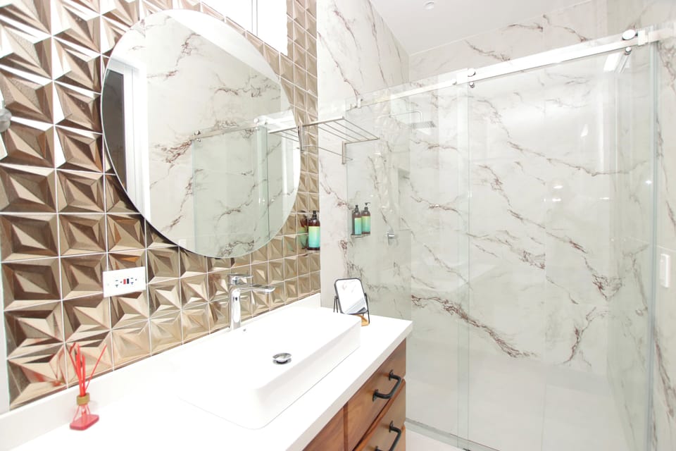 Standard Suite | Bathroom | Shower, rainfall showerhead, towels, soap