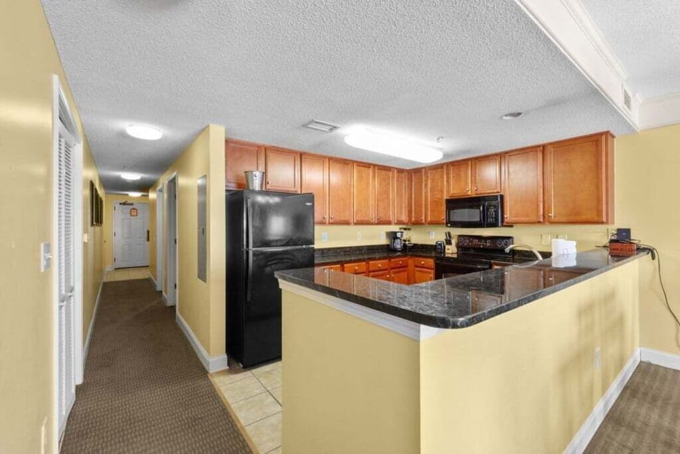 Kitchen - Full kitchen with stove/oven, refrigerator, microwave, dishwasher, and cookware — ideal for preparing meals at home.