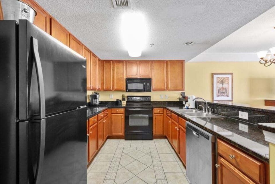 Kitchen - Full kitchen with stove/oven, refrigerator, microwave, dishwasher, and cookware — ideal for preparing meals at home.