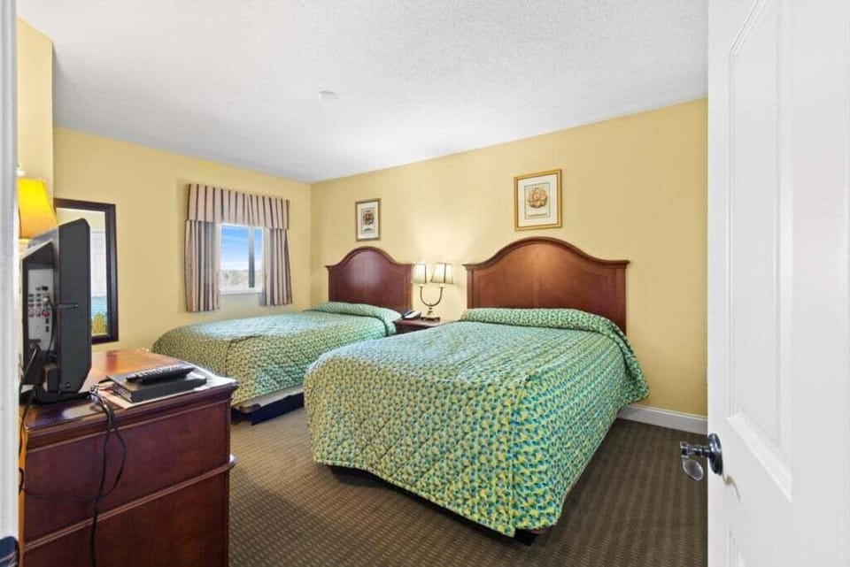 Second Bedroom - Second bedroom with queen‑size bedding — cozy and comfortable for guests.