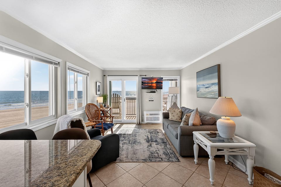 Living Room with Ocean Views - Spacious living area with cozy seating and direct ocean views — the ideal spot to relax after a day on the beach.
