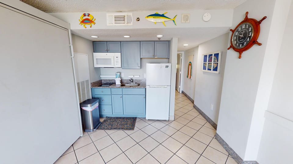 Kitchen - Kitchenette with coffee maker and essential cookware — ideal for light meals.