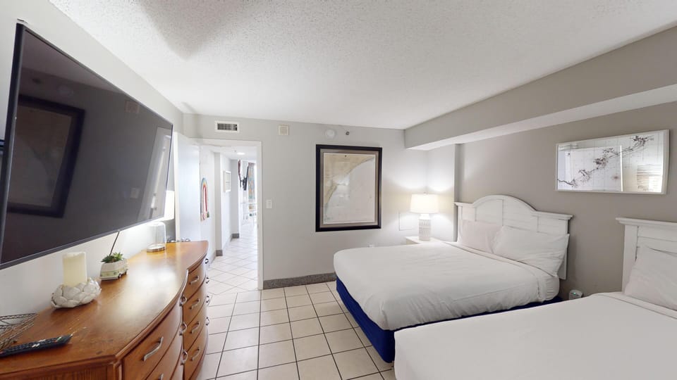 Bedroom - Peaceful bedroom with flexible sleeping options for up to four guests.