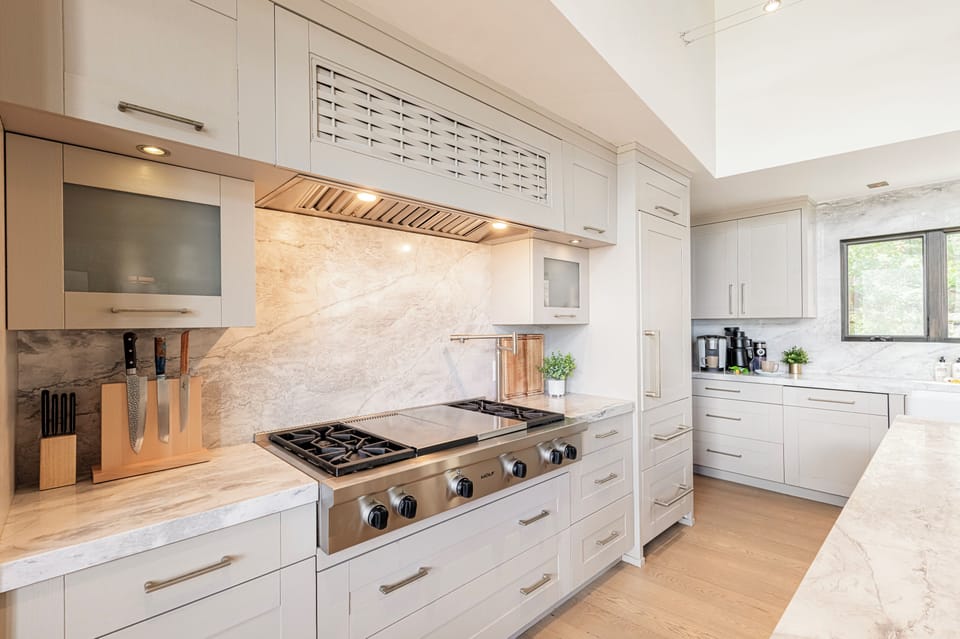 Equipped with a Wolf 4-burner gas stovetop, griddle and grill