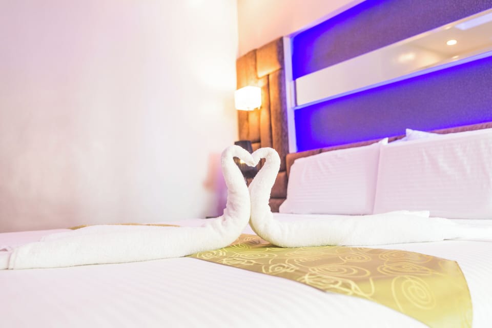 Luxury Suite, Balcony | Desk, laptop workspace, soundproofing, free WiFi