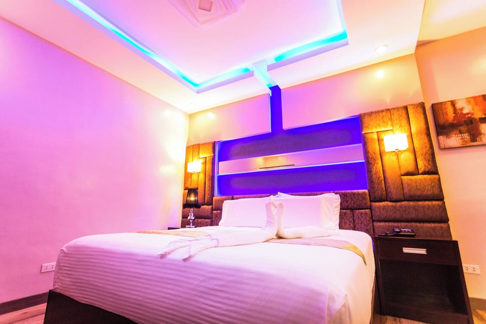 Luxury Suite, Balcony | Desk, laptop workspace, soundproofing, free WiFi