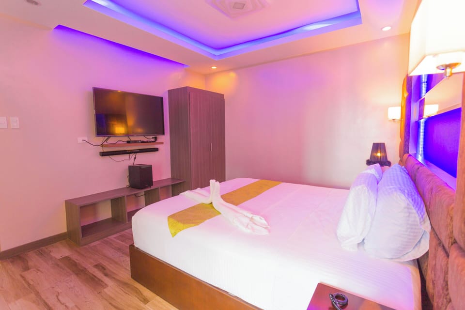 Luxury Suite, Balcony | Desk, laptop workspace, soundproofing, free WiFi