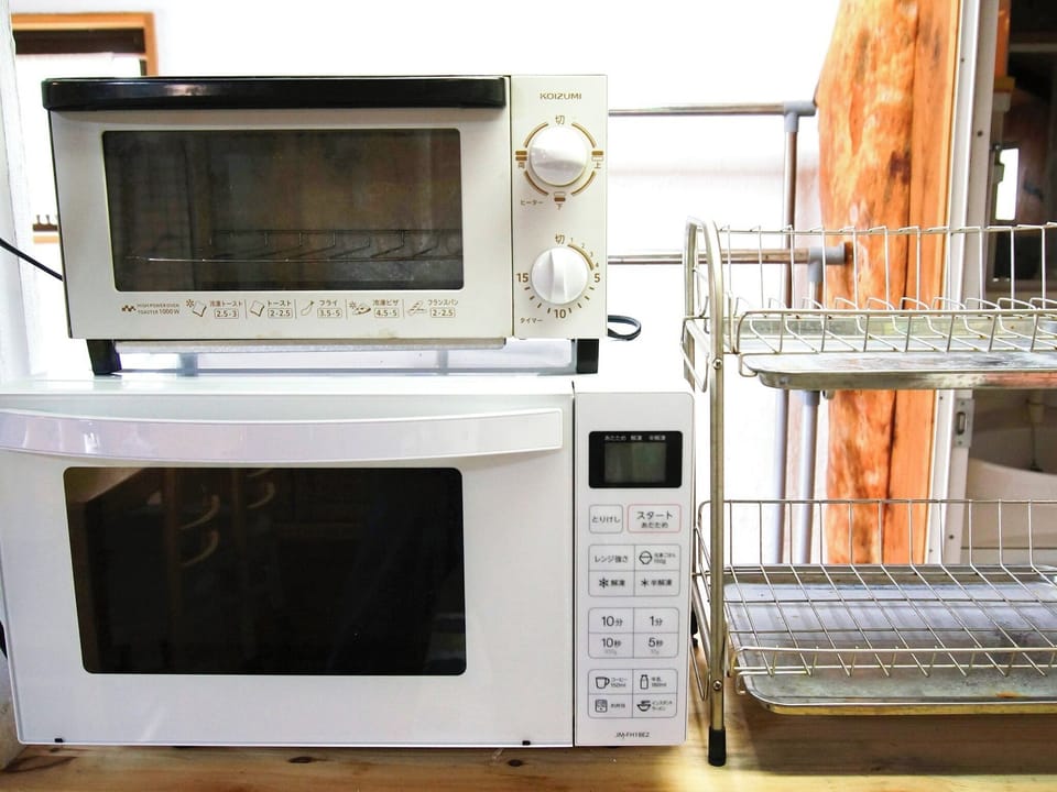 ・Main building kitchen: Microwave and toaster available