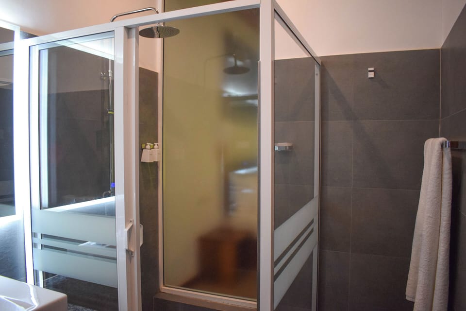 Standard Room | Bathroom