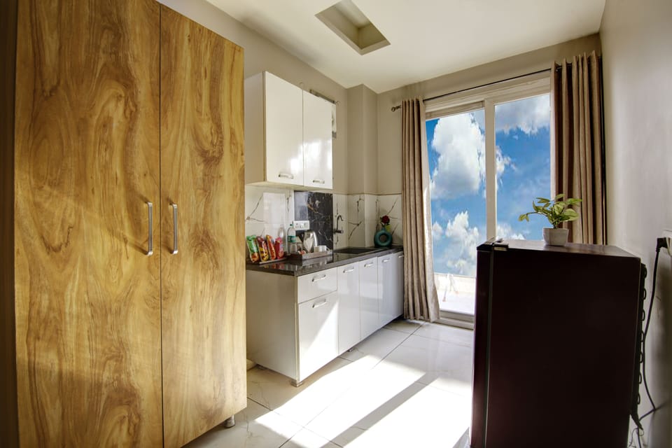 Deluxe Studio, Balcony, City View | Wardrobe