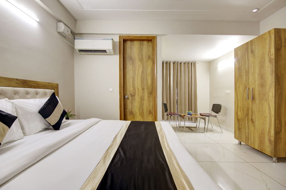 Deluxe Double Room, Balcony | Wardrobe