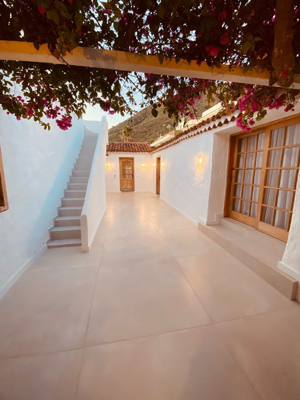 Deze rustige patio verbindt de verschillende delen van het huis.