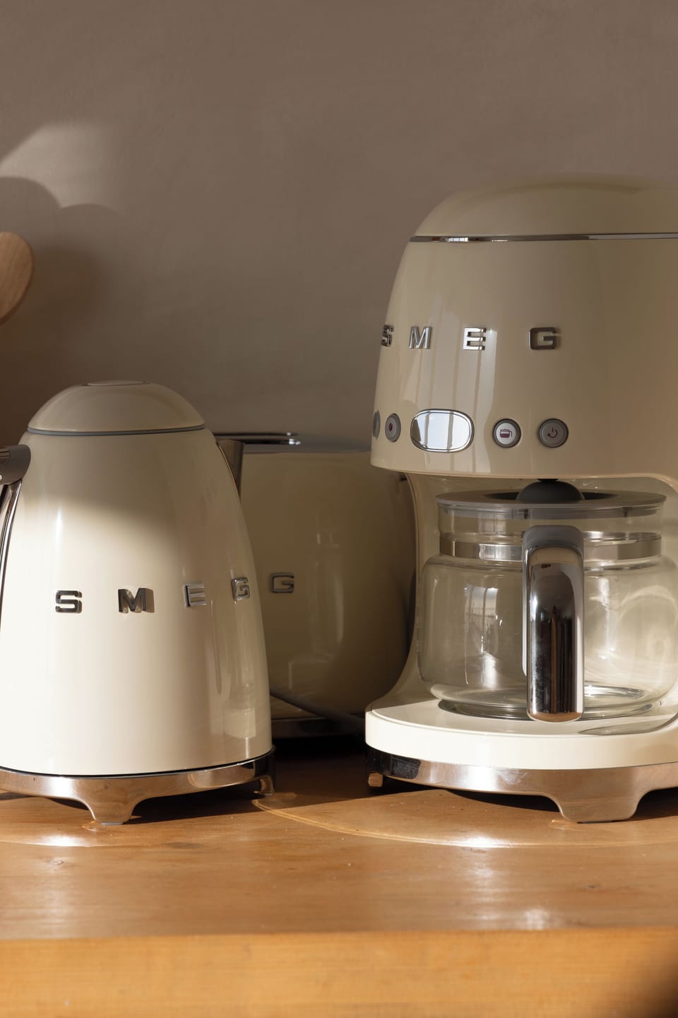 Koffieliefhebber? Onze stijlvolle SMEG-toestellen (waterkoker, koffiezet, broodrooster) staan klaar.