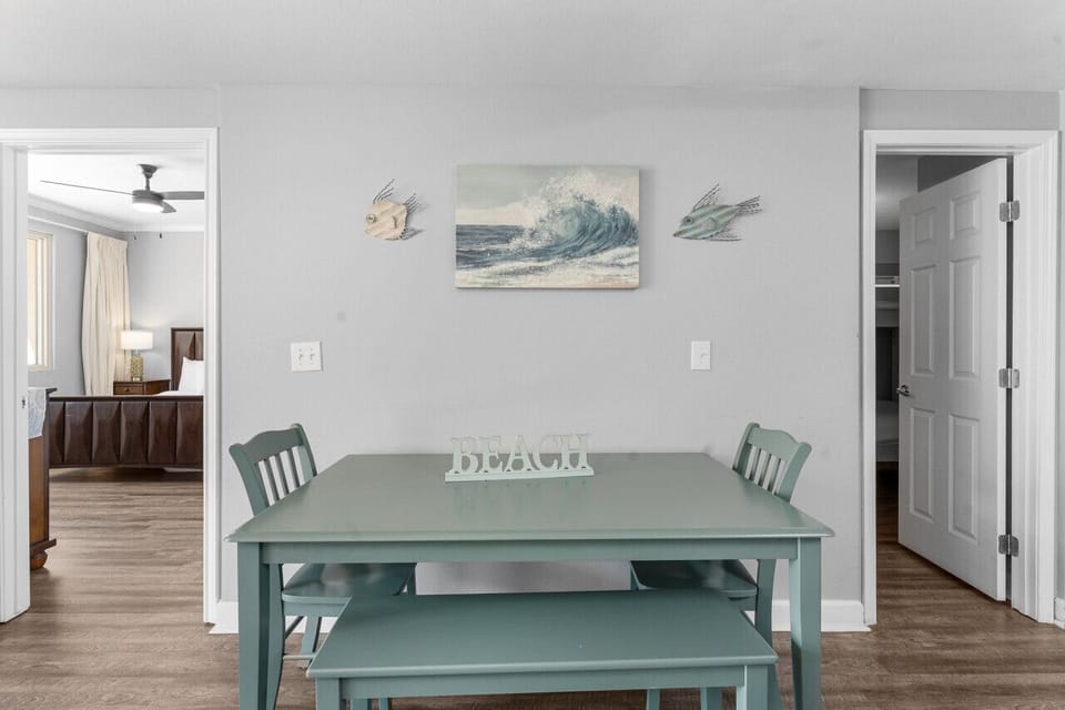 Dining Area: Seats 4, with extra seating available at the kitchen island.