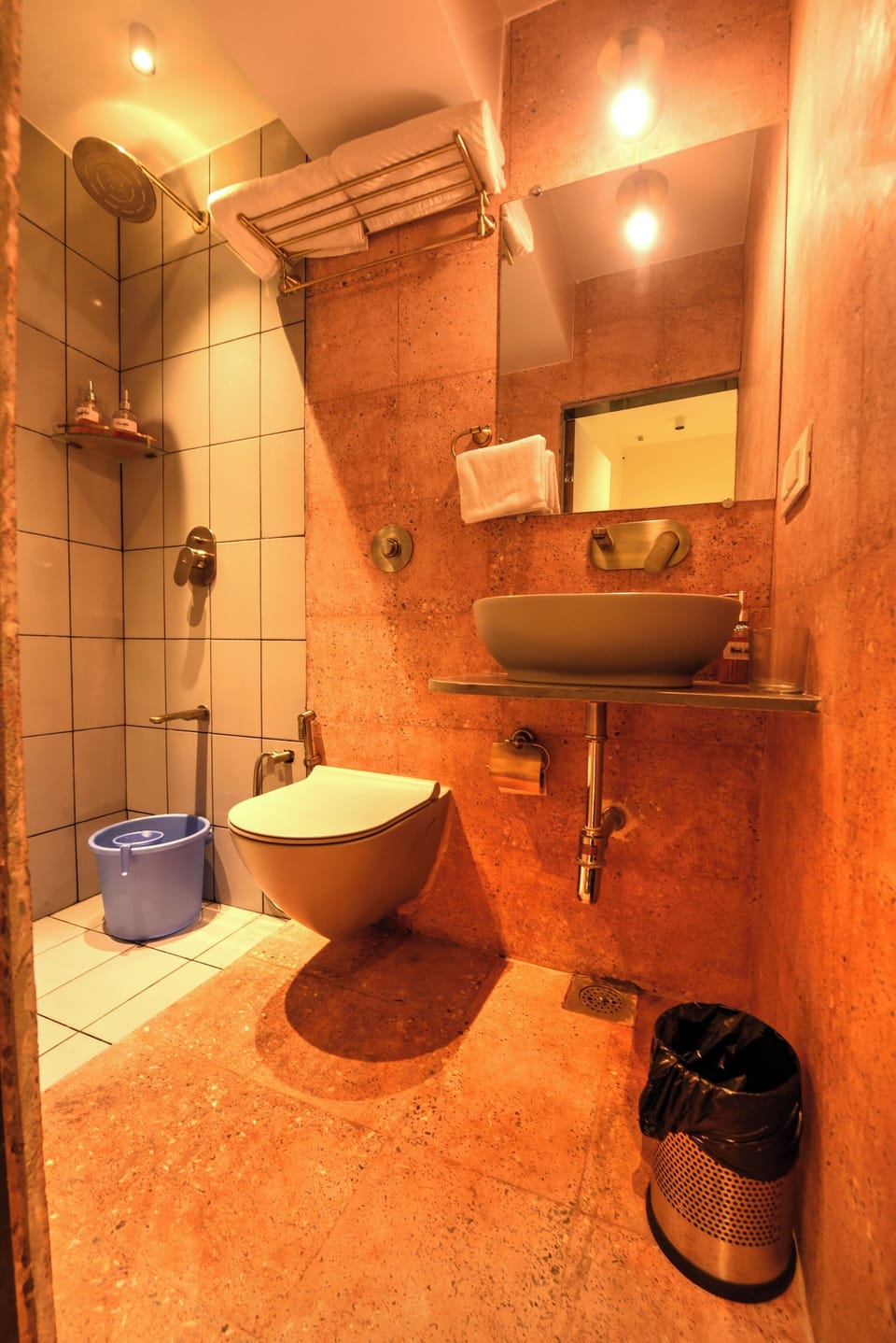 Deluxe Room | Bathroom | Free toiletries, towels, soap