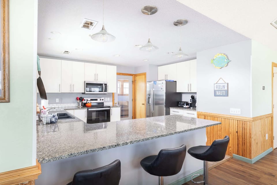 Fully Stocked Kitchen w/ Barstool Seating