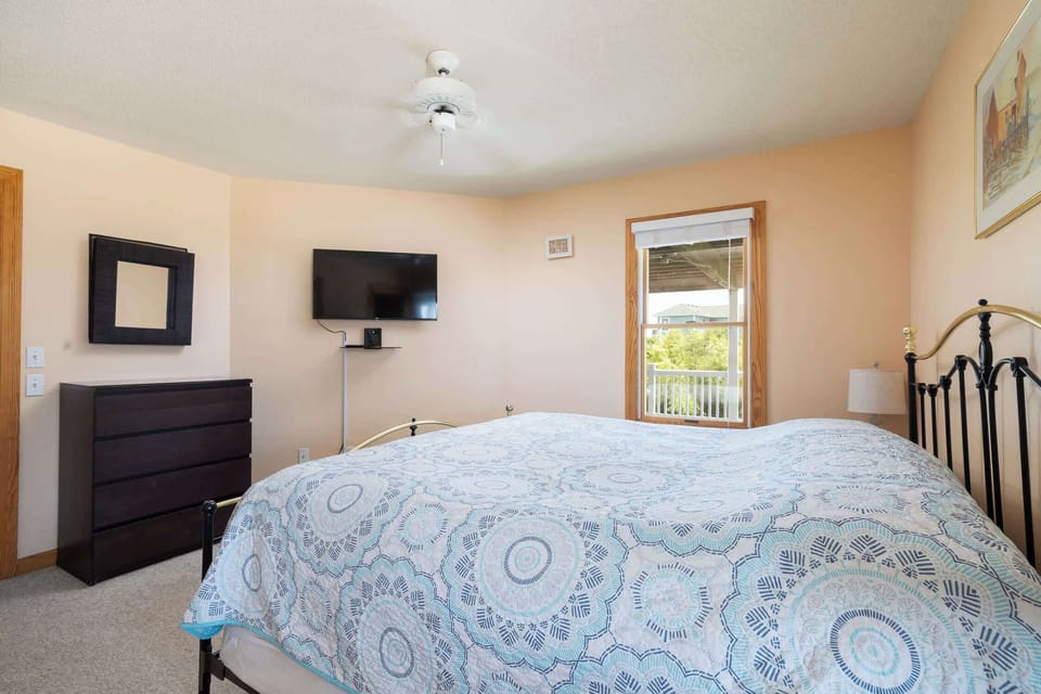 Mid Level Master King Bedroom with Ensuite Full Bath, TV and Deck access. 