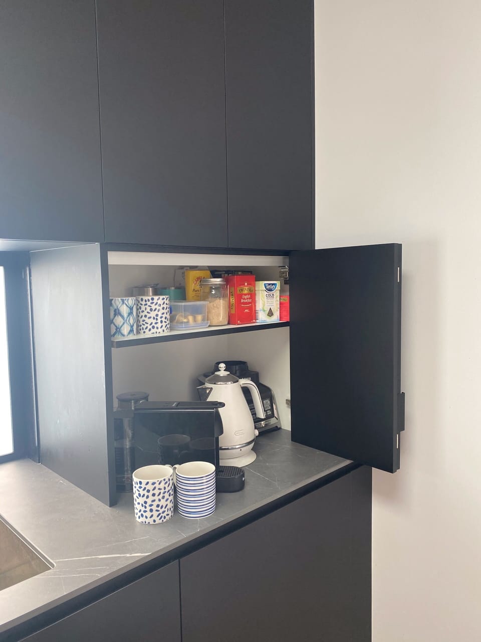 Nespresso coffee machine, tea/coffee, blender, kettle, toaster, microwave