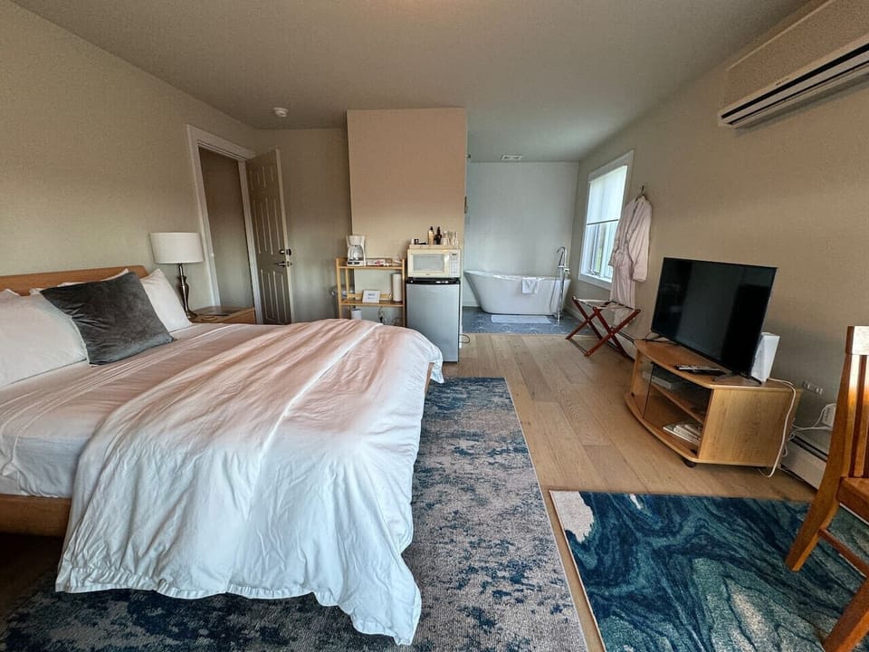 Queen Bedroom Open Layout