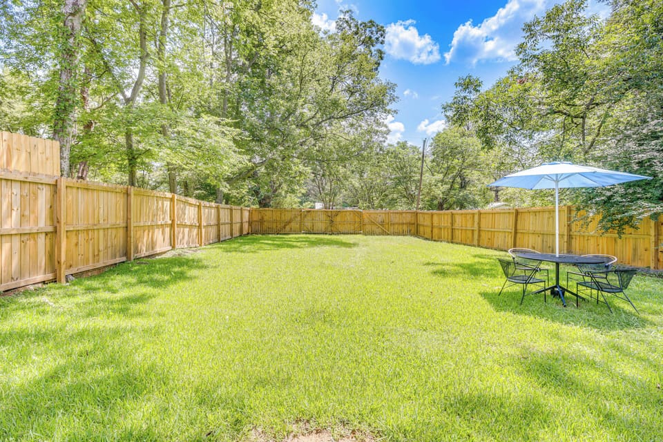Fenced Yard | Outdoor Dining Table