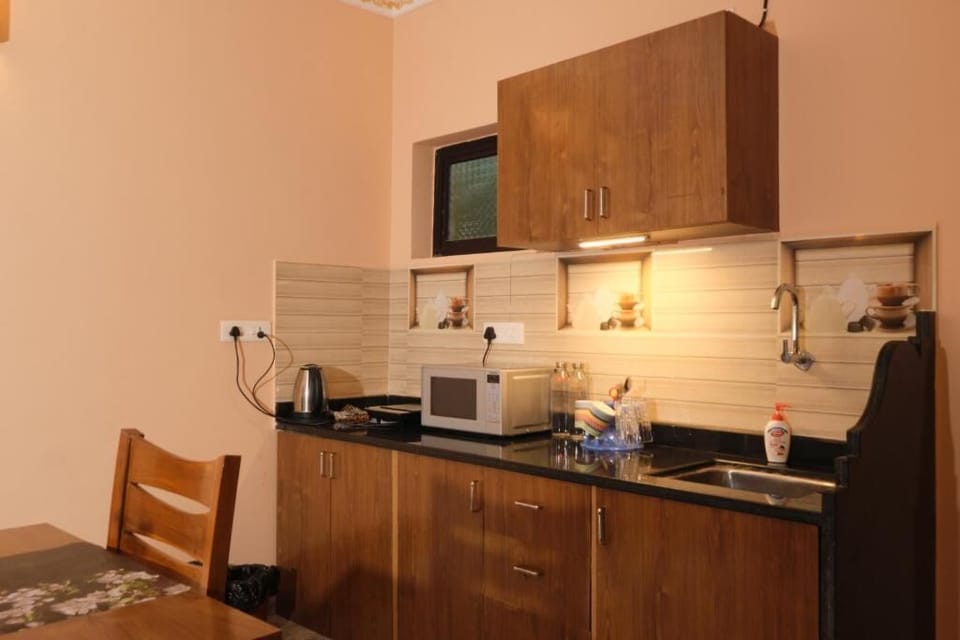 Fridge, microwave, stovetop, cookware/dishes/utensils