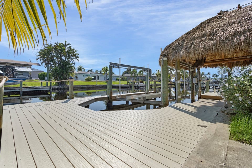 dock with boat lift 