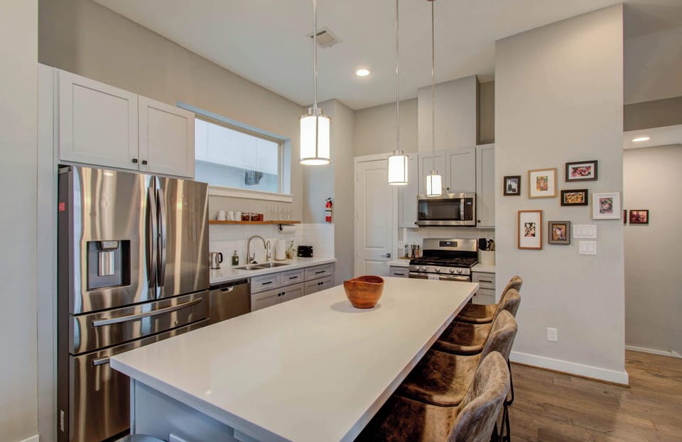 Featuring a kitchen island with stool seating for 4, this fully equipped kitchen includes a coffee machine, toaster, and kettle to ensure you start every day off on the right foot.