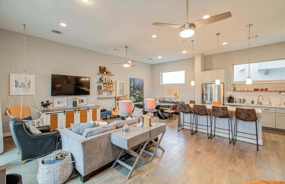 Designed to provide an air of modern comfort, this vacation home’s beautiful open-concept layout makes it easy to socialize no matter where you are on the main floor!