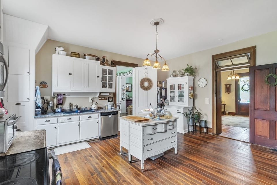 Cottage, 1 Bedroom | Private kitchen | Coffee/tea maker