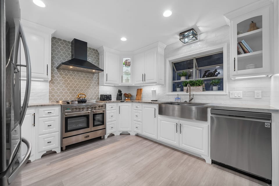 Our modern, fully equipped kitchen makes preparing meals a breeze, perfect for chefs and food lovers alike.