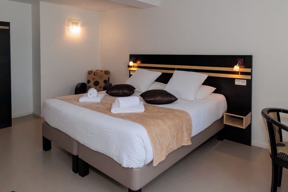Standard Double Room | In-room safe, desk, blackout drapes, soundproofing