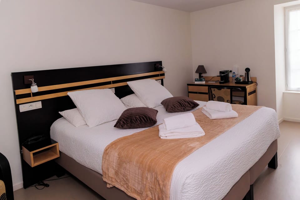 Standard Double Room | In-room safe, desk, blackout drapes, soundproofing