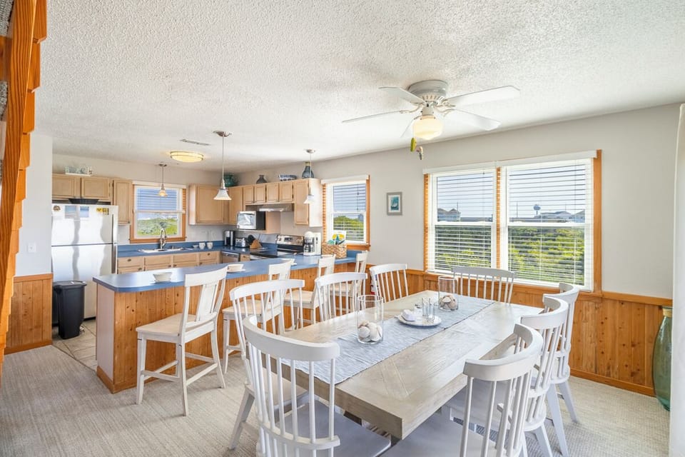 Mid Level Dining Area