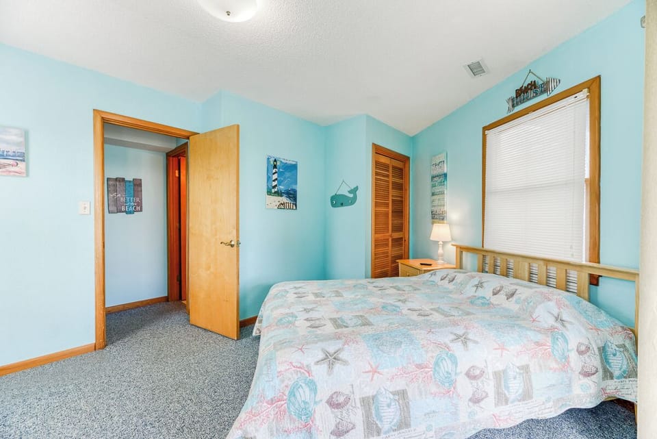 Level 1.5 Queen Bedroom