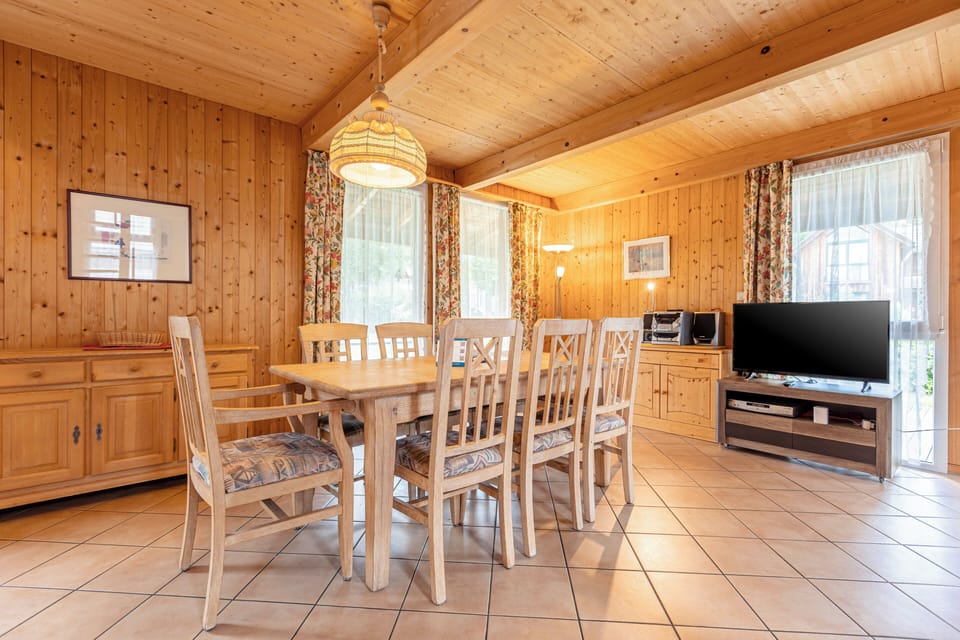 Ferienhaus mit 4 Schlafzimmern | Living area | Flat-screen TV, DVD player