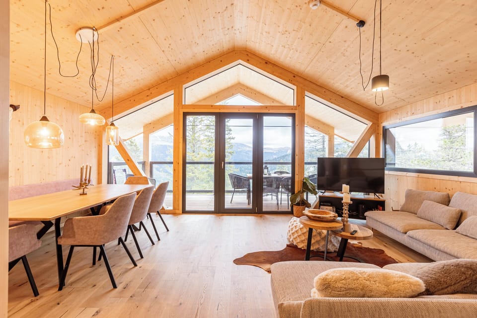 Superior Chalet # 6 mit Sauna & Hot Tub | Living area | Flat-screen TV