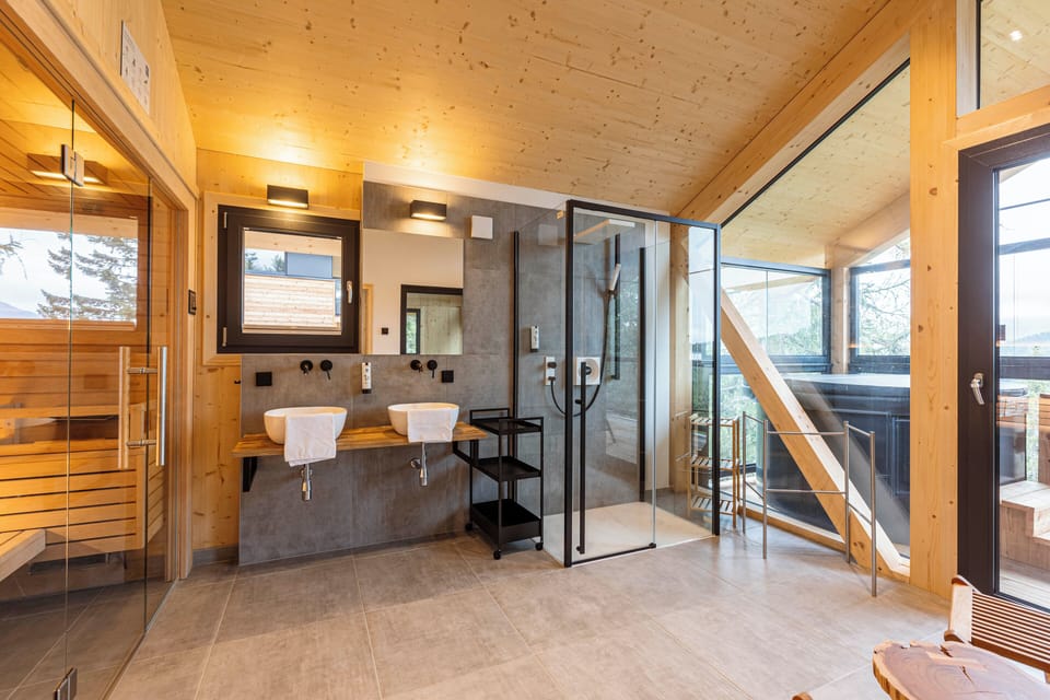Superior Chalet # 21 mit Sauna & Hot Tub | Bathroom | Hair dryer