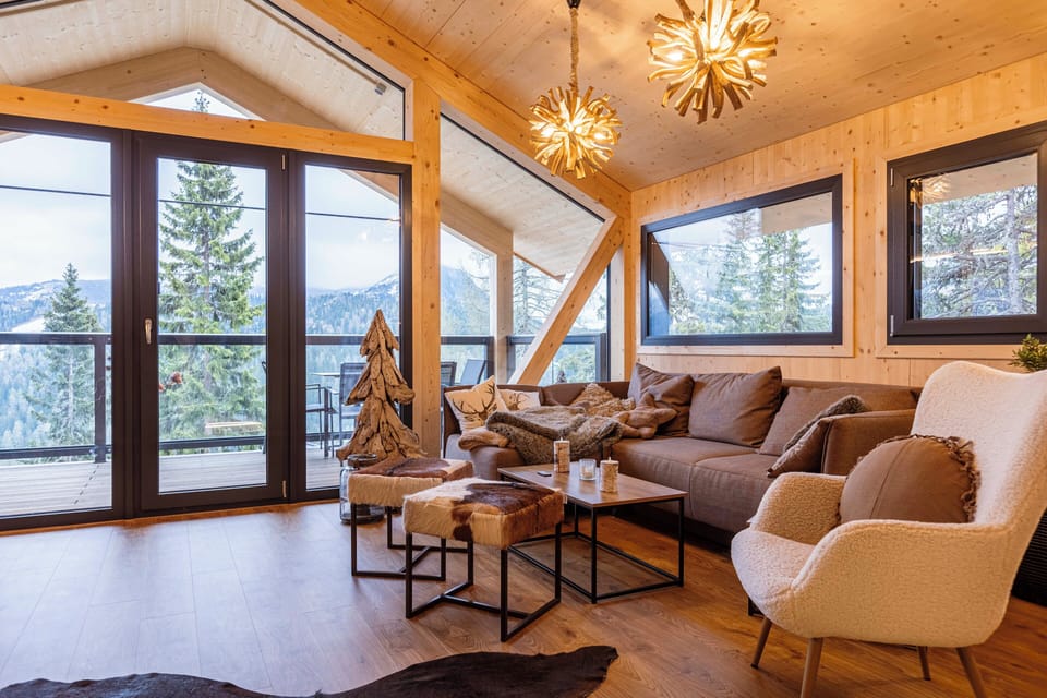 Superior Chalet # 24 mit Sauna & Hot Tub | Living area | Flat-screen TV