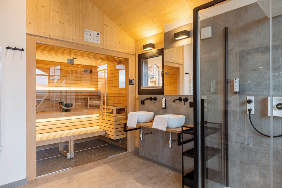 Superior Chalet # 21 mit Sauna & Hot Tub | Bathroom | Hair dryer