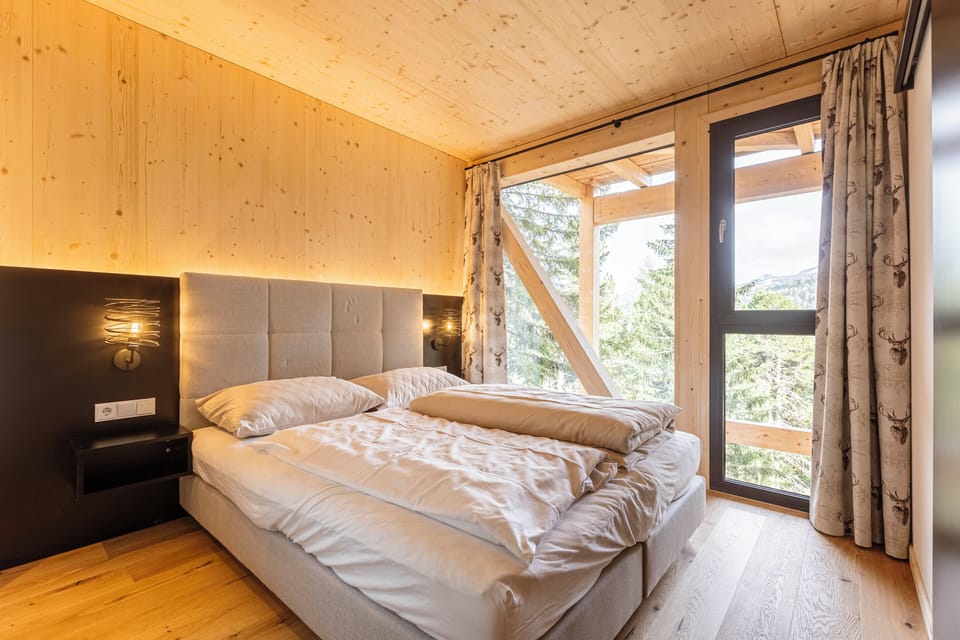 Superior Chalet # 16 mit Sauna & Hot Tub | 4 bedrooms, in-room safe, cribs/infant beds, free WiFi