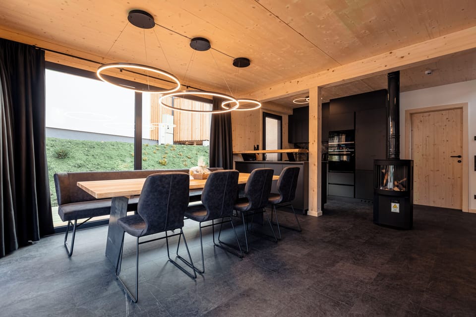 Chalet mit 4 Schlafzimmern, Sauna und Kamin | Living area | 50-inch TV with cable channels