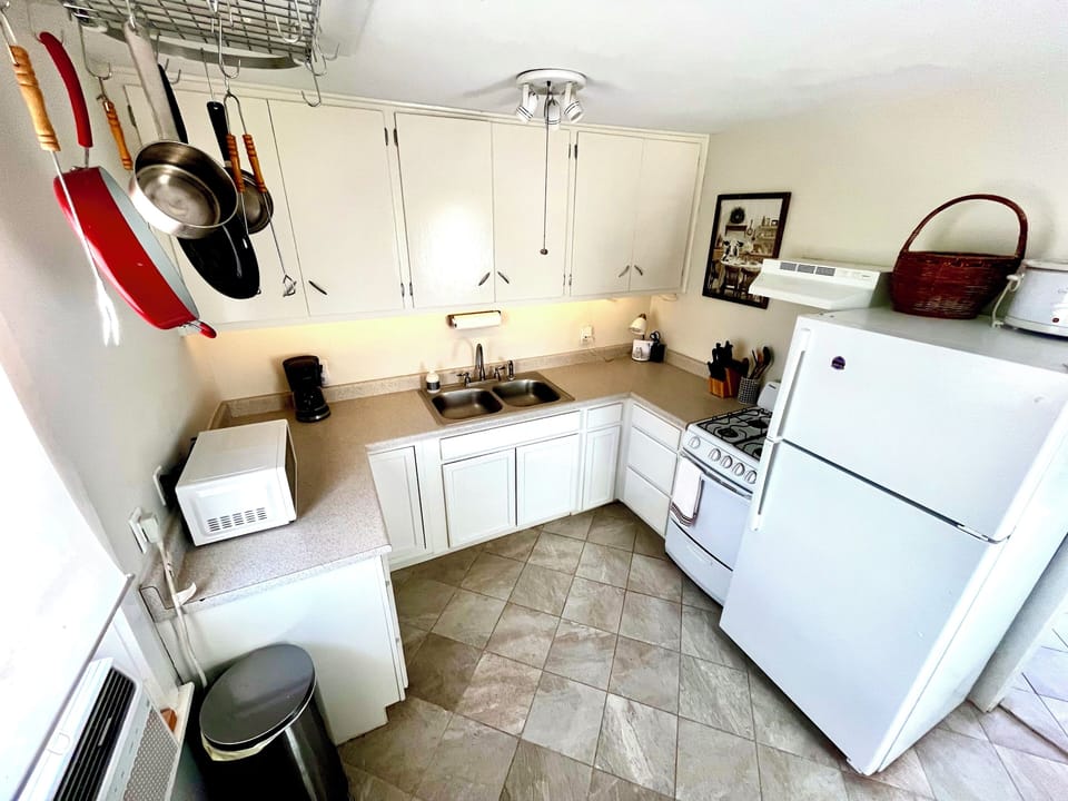 Gas range, fridge, microwave, and more!