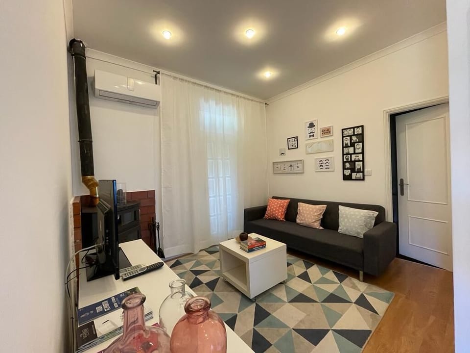 Comfort Apartment, City View | Living area | 32-inch flat-screen TV with cable channels
