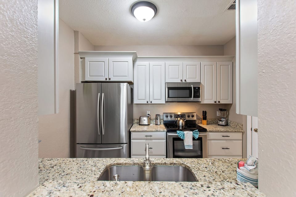 Condo, Multiple Beds, Balcony, Garden View (Condo in Gated Windsor Hills) | Private kitchen | Fridge, microwave, oven, stovetop