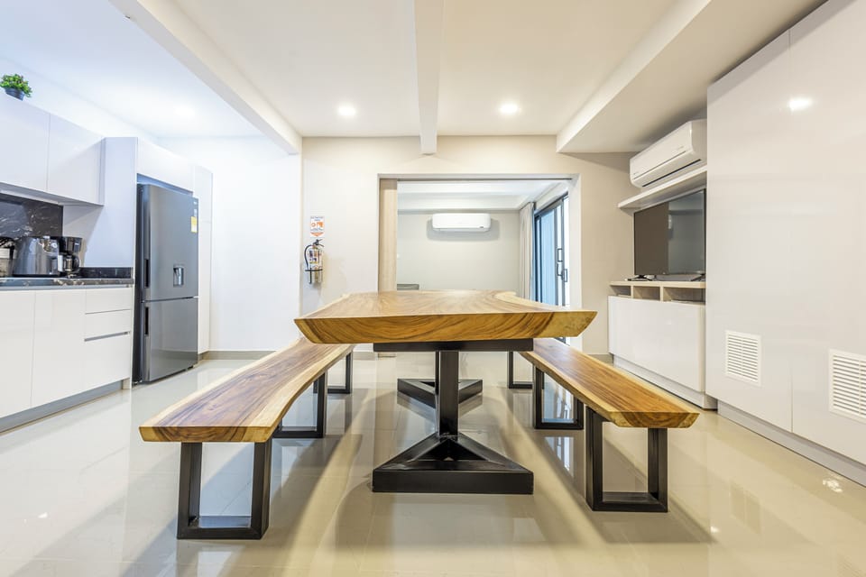 Deluxe Apartment | Private kitchen | Blender, freezer