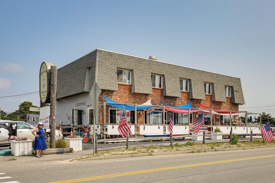 Condo Exterior | Top-Floor Unit | Restaurant Below