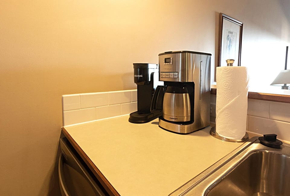 The unit has a drip style coffee maker and a Keurig.