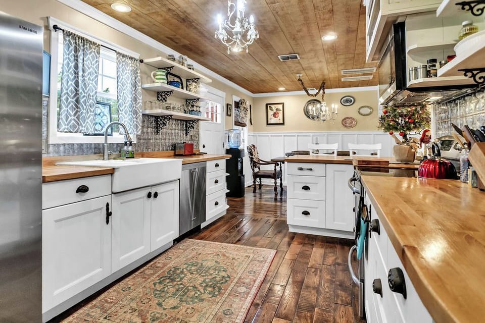 Beautiful kitchen, fully-appointed with everything you need to cook for a family