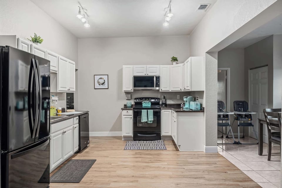 Unleash your inner chef in our fully equipped kitchen, where culinary dreams come alive! Picture family dinners filled with laughter, the aroma of delicious dishes wafting through the air, and everyone gathering around the table.